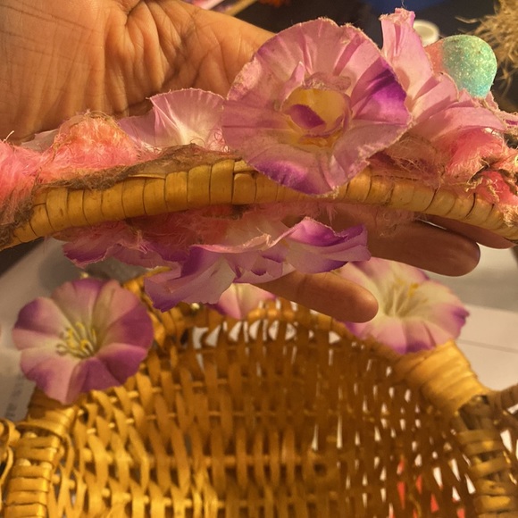 Small light rattan basket with flowers details - Picture 7 of 7